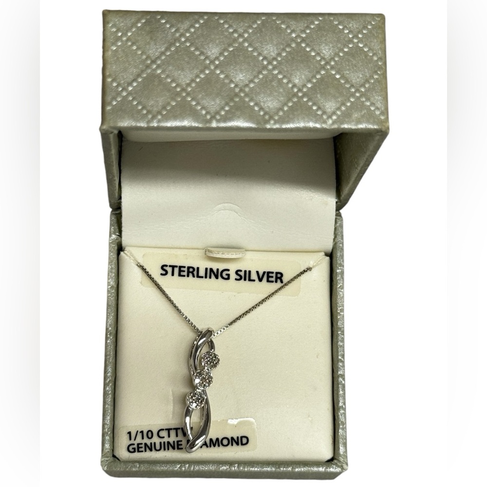 Nwt 1/10 CTTW genuine diamond sterling silver necklace in box - Picture 11 of 12